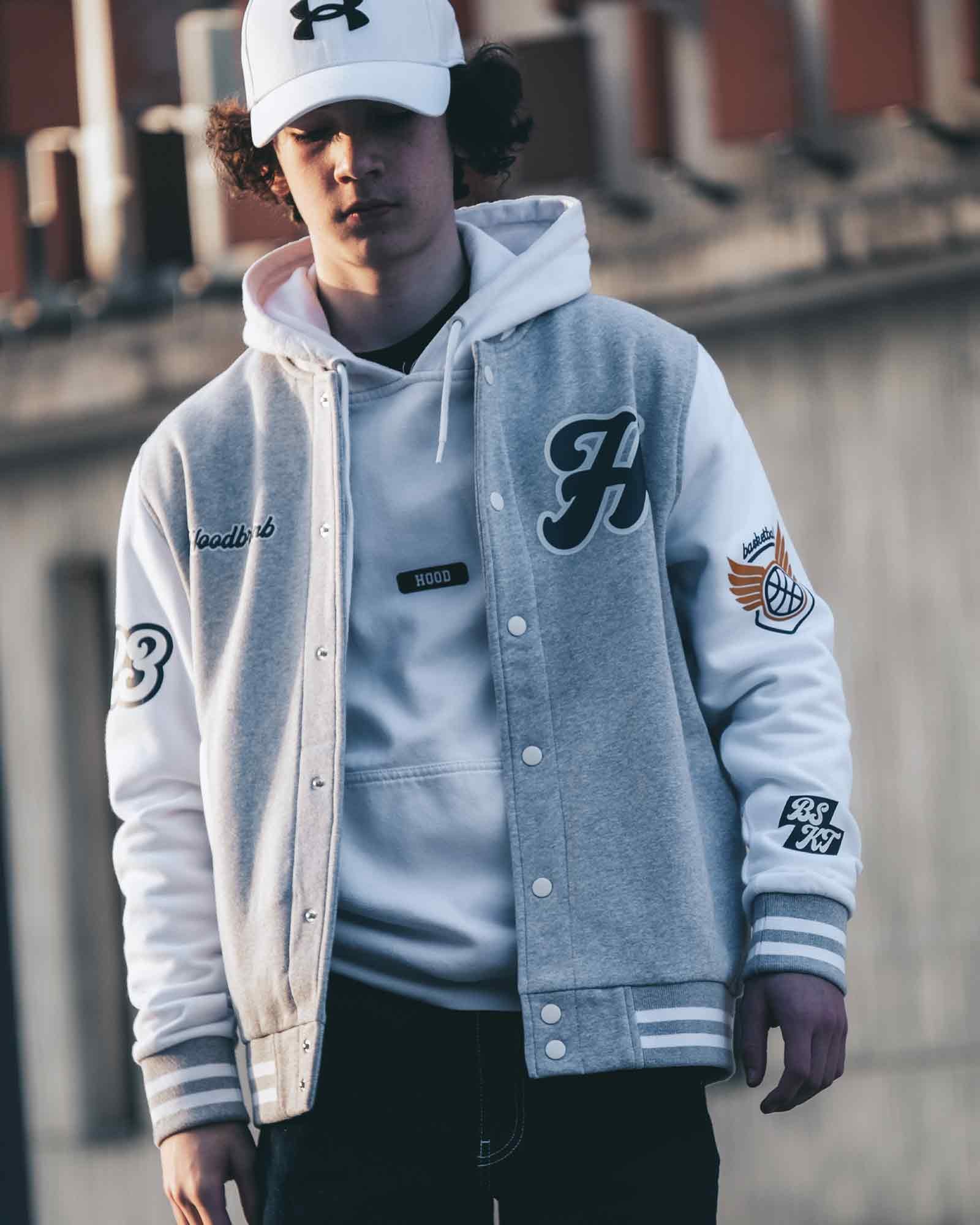 Chaqueta Varsity hood color gris/blanco